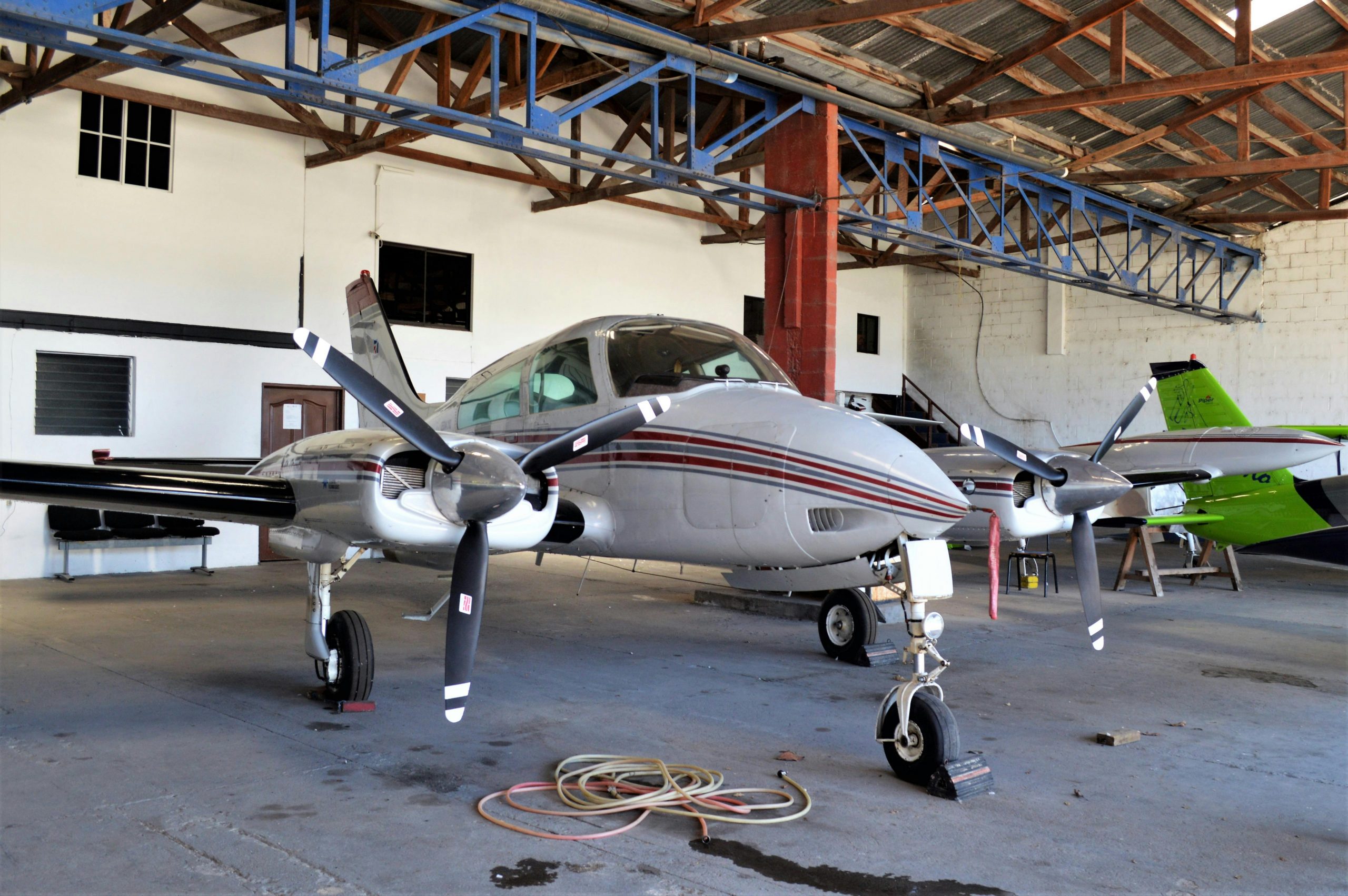 Avion bi-moteur
