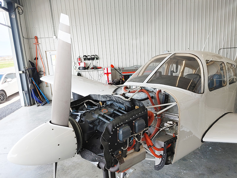 Aeronef avec capot ouvert pour maintenance AIR MECANIC